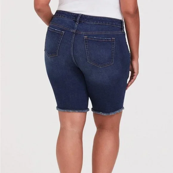 NWT TORRID SHORTS BERMUDA BOYFRIEND VINTAGE STRETCH DISTRESSED 10" INSEAM FRAYED - Picture 2 of 11